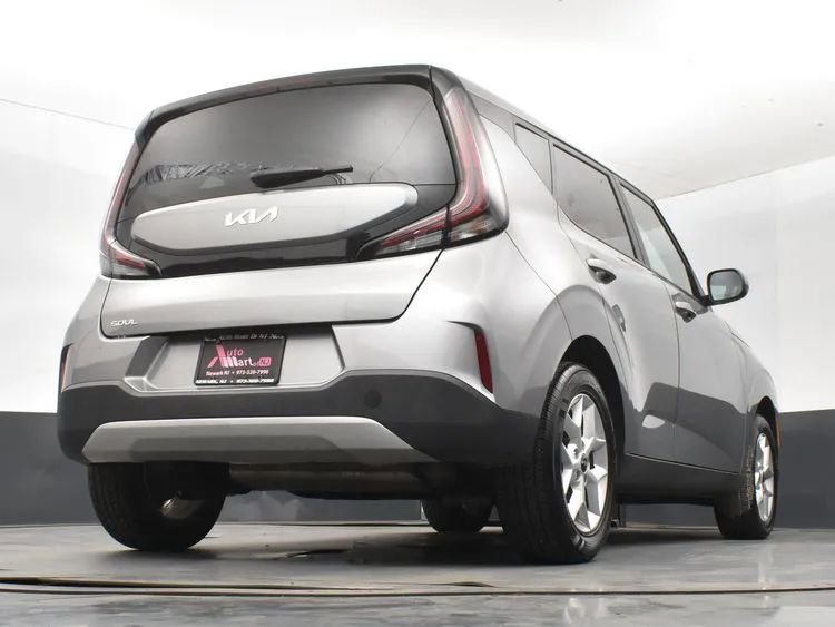 Used 2025 Kia Soul LX w/ LX Technology Package FWD image 13