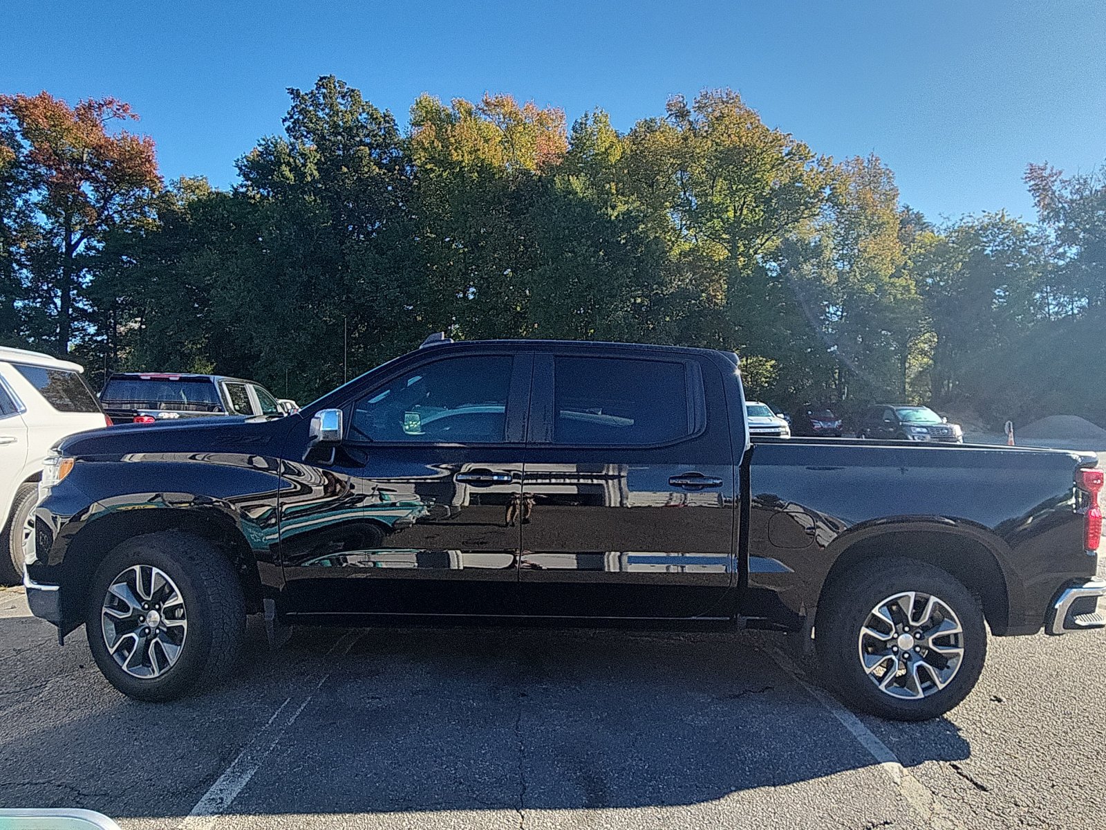 Used 2023 Chevrolet Silverado 1500 LT AWD/4WD image 2