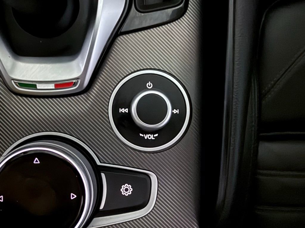 Used 2022 Alfa Romeo Giulia Veloce image 38