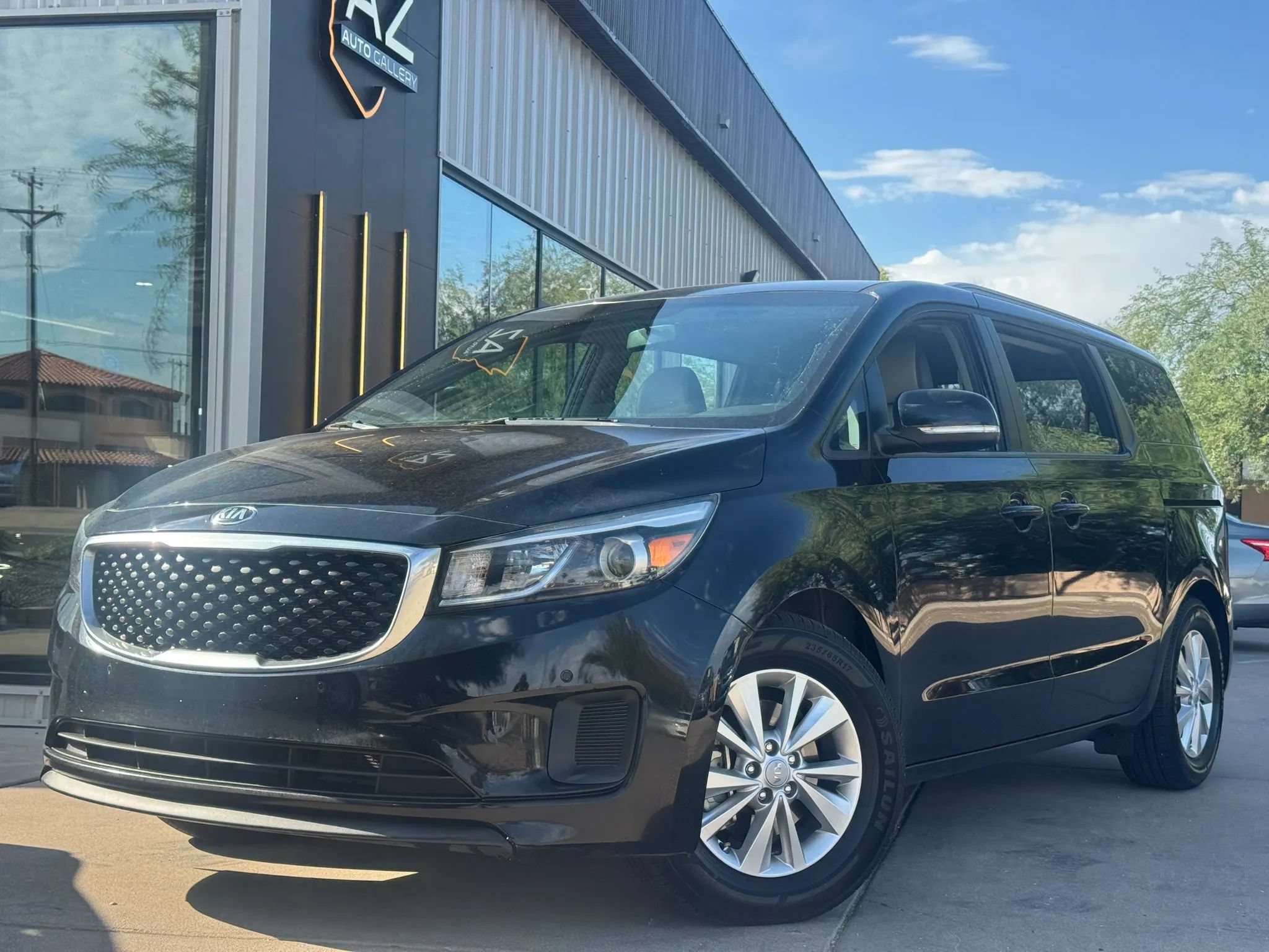 Used 2017 Kia Sedona LX w/ LX Essentials Premium Package FWD image 1