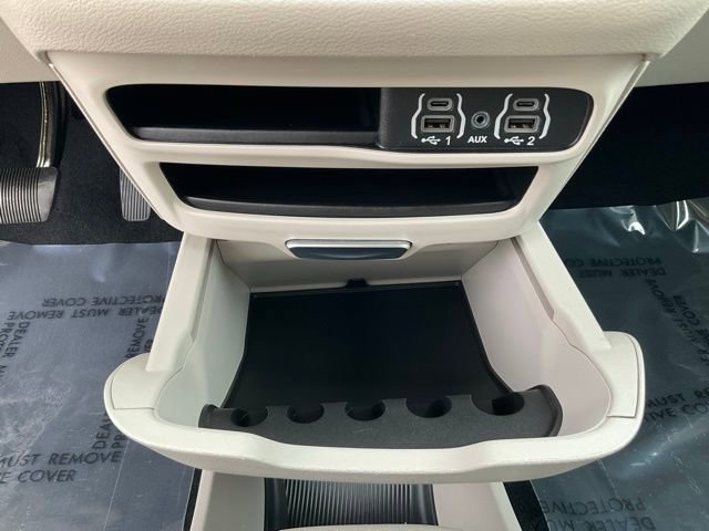 Used 2024 Chrysler Pacifica Touring-L image 18