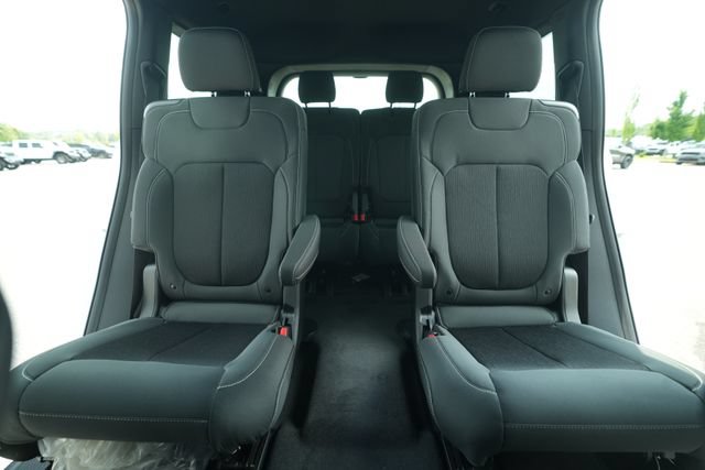 New 2026 Jeep Grand Cherokee L Laredo w/ MOPAR Finishing Package AWD/4WD image 38