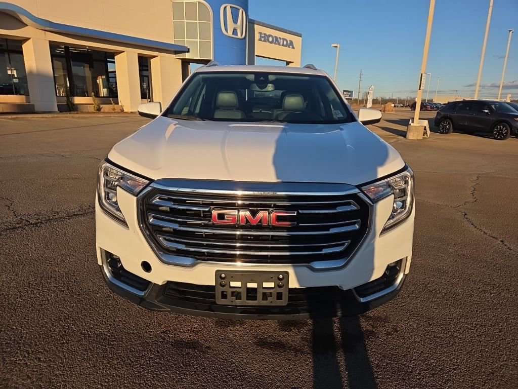 Used 2023 GMC Terrain SLT image 2