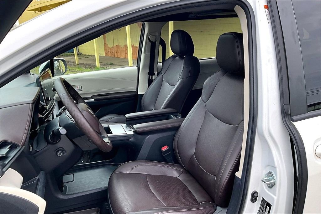 Used 2021 Toyota Sienna Platinum image 8