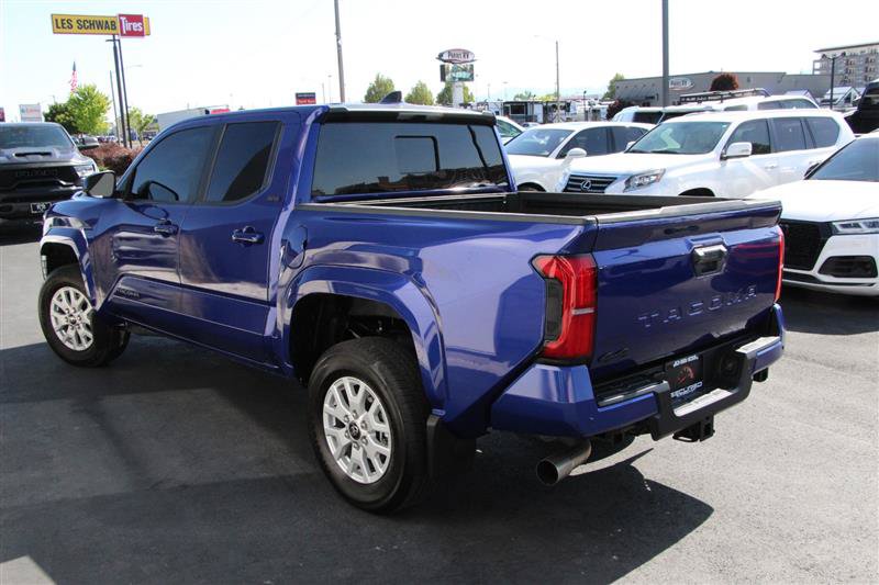 Used 2025 Toyota Tacoma SR5 AWD/4WD image 5