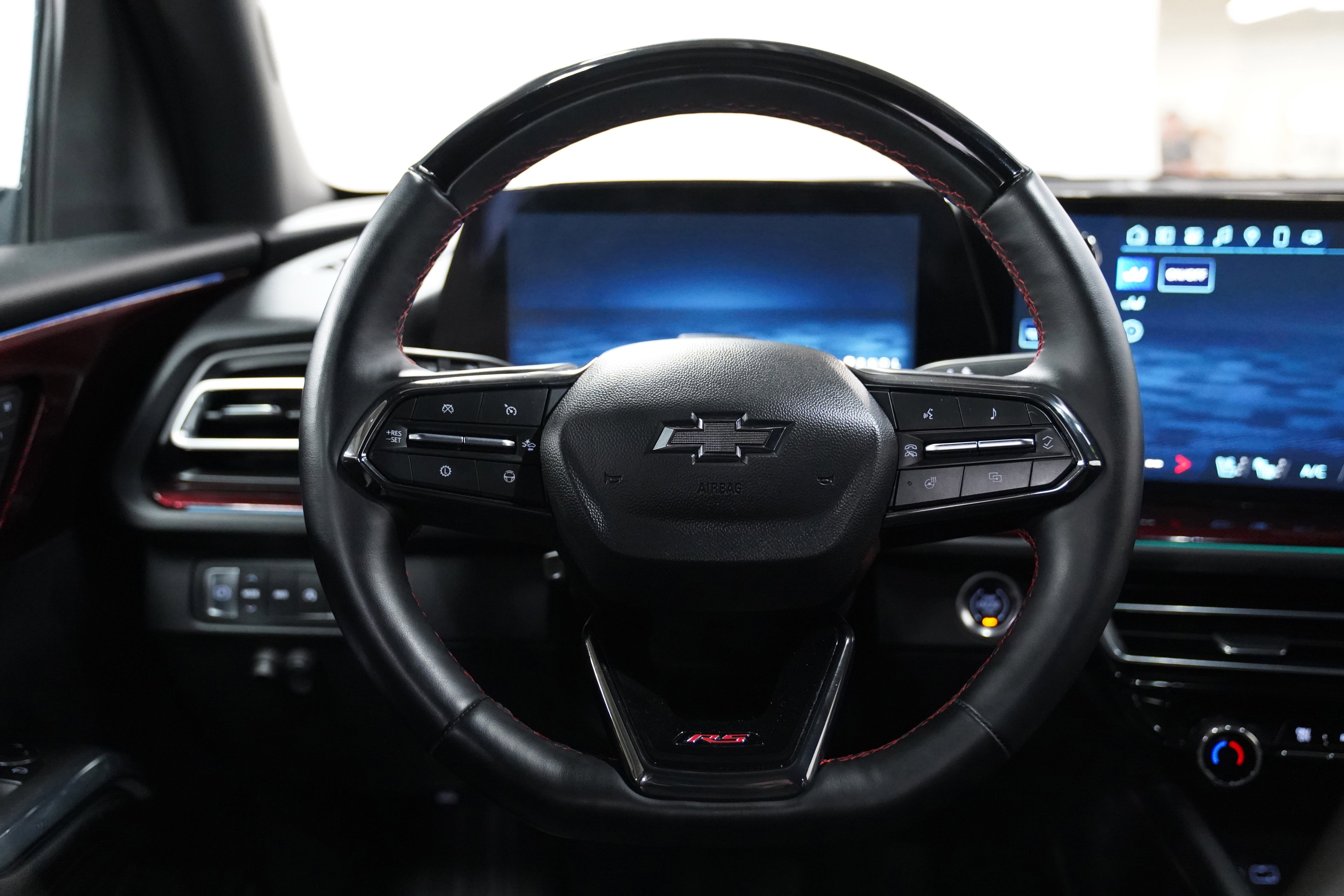 Used 2025 Chevrolet Traverse RS image 18