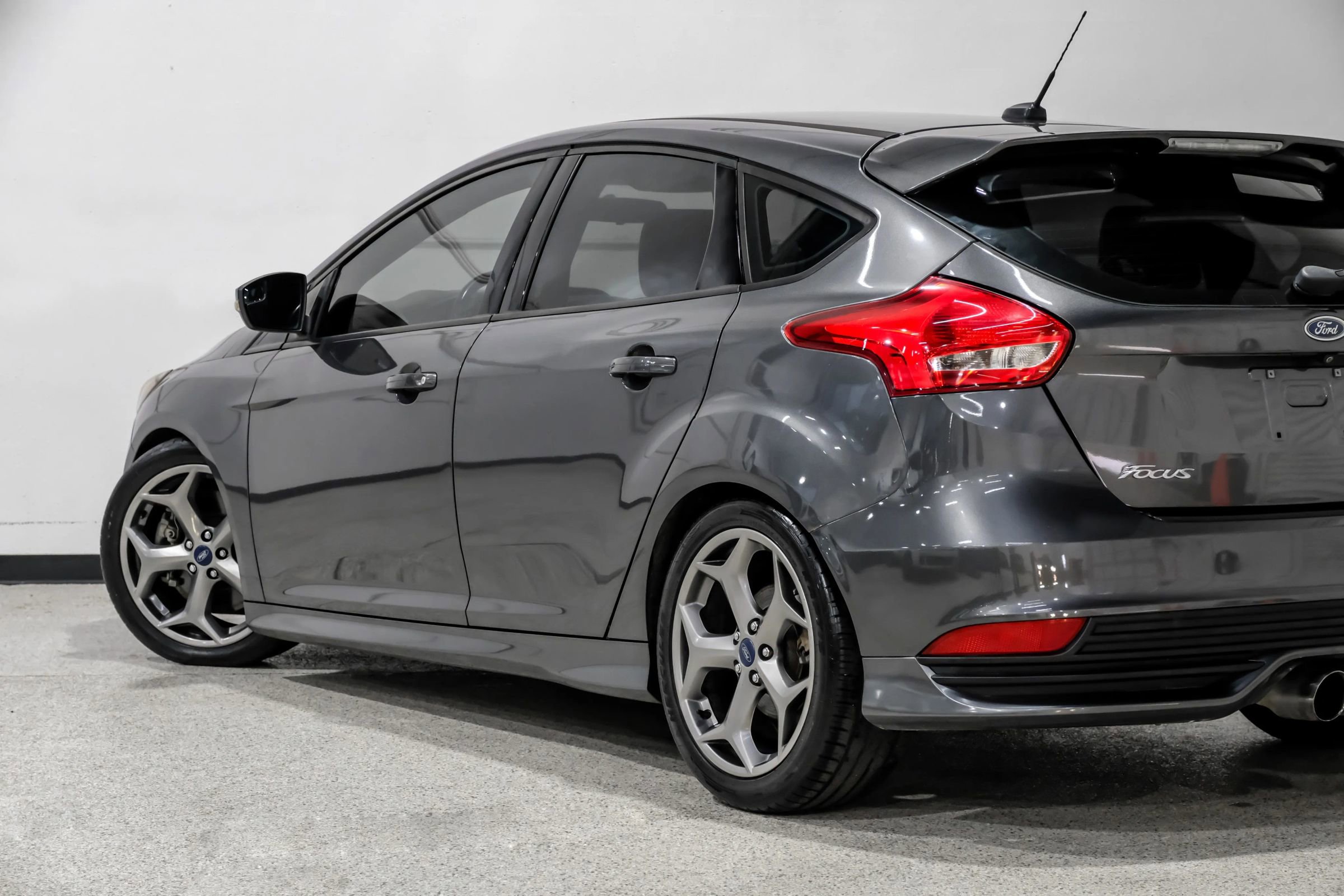 Used 2018 Ford Focus ST w/ Equipment Group 402A FWD image 16