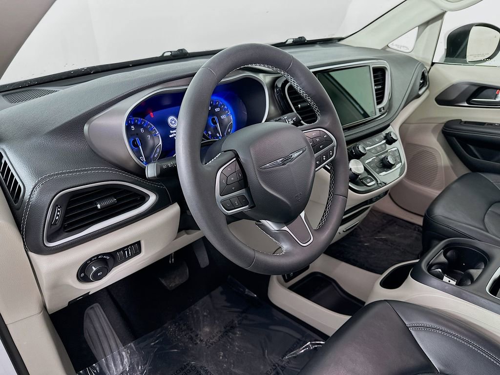 Used 2023 Chrysler Pacifica Touring-L image 16