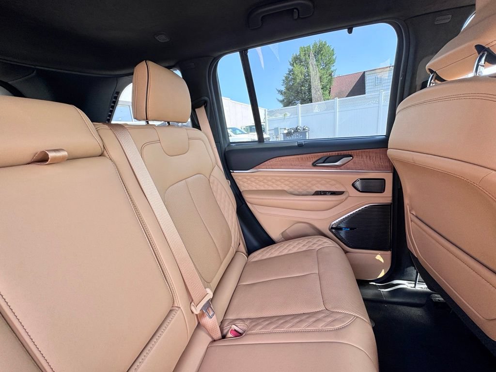 Used 2025 Jeep Grand Cherokee Summit AWD/4WD image 22