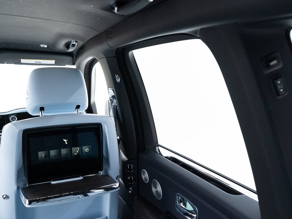 Certified 2025 Rolls-Royce Cullinan AWD/4WD image 32