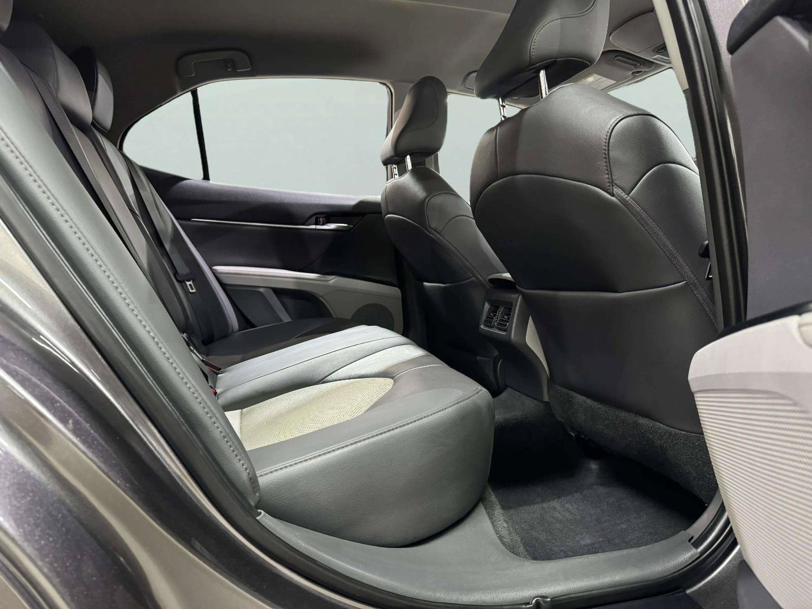 Used 2020 Toyota Camry XLE FWD image 53