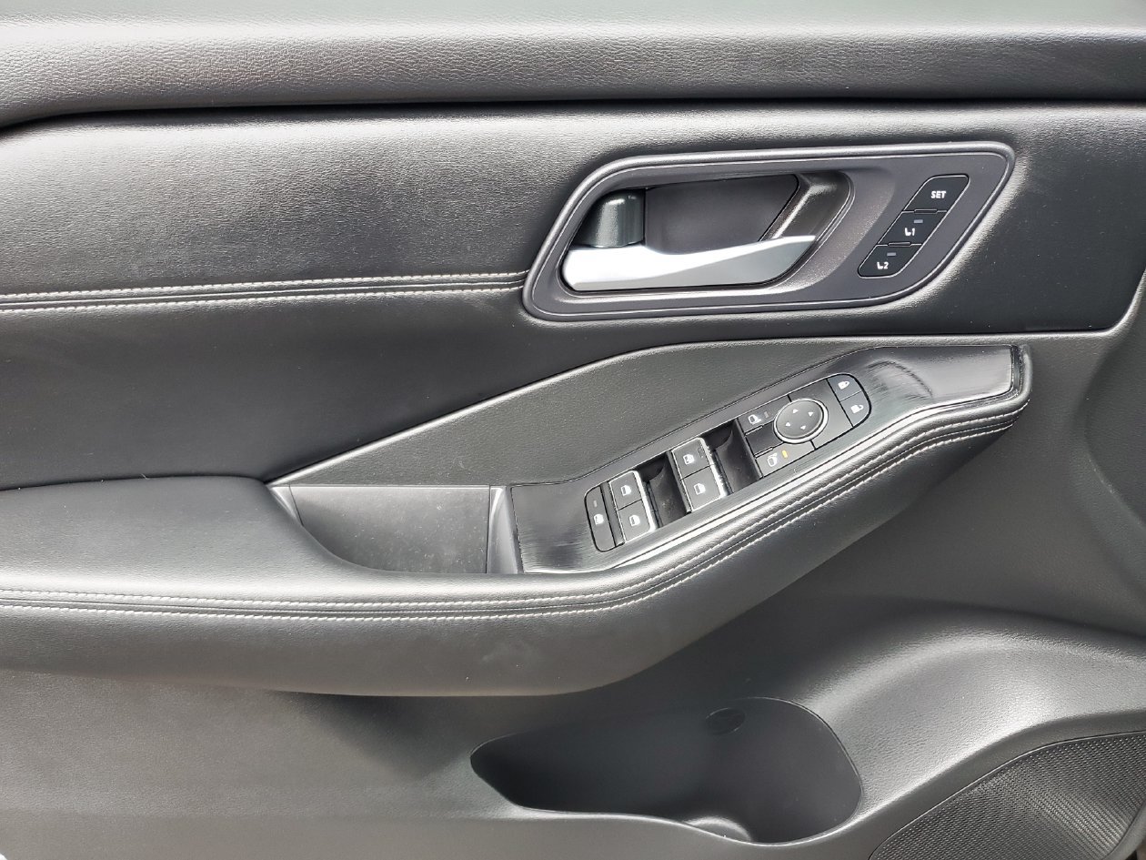 Used 2024 Nissan Rogue SL w/ SL Premium Package FWD image 15