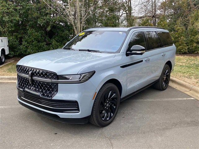 Used 2025 Lincoln Navigator Reserve w/ Jet Appearance Package image 3