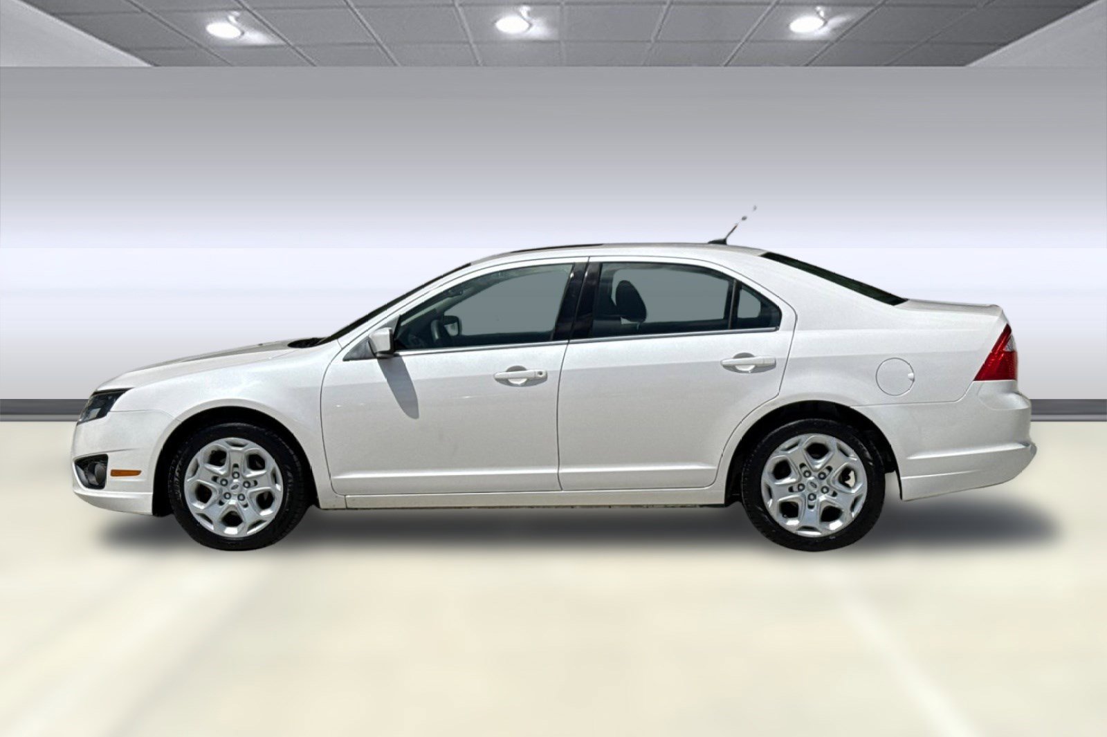 Used 2010 Ford Fusion SE FWD image 2