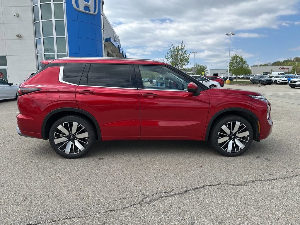 Used 2025 Mitsubishi Outlander AWD image 2