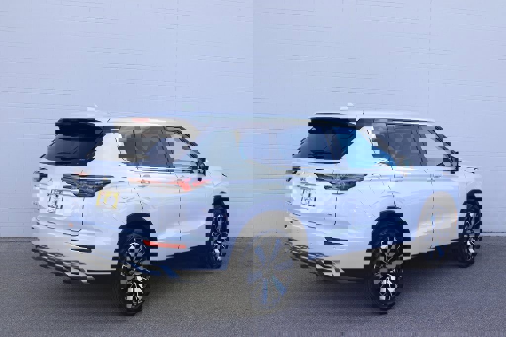 Used 2025 Mitsubishi Outlander SE image 2