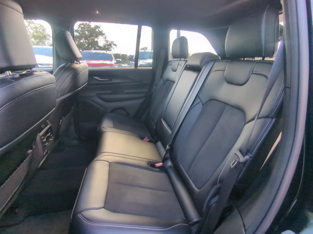Certified 2025 Jeep Grand Cherokee Altitude AWD/4WD image 16