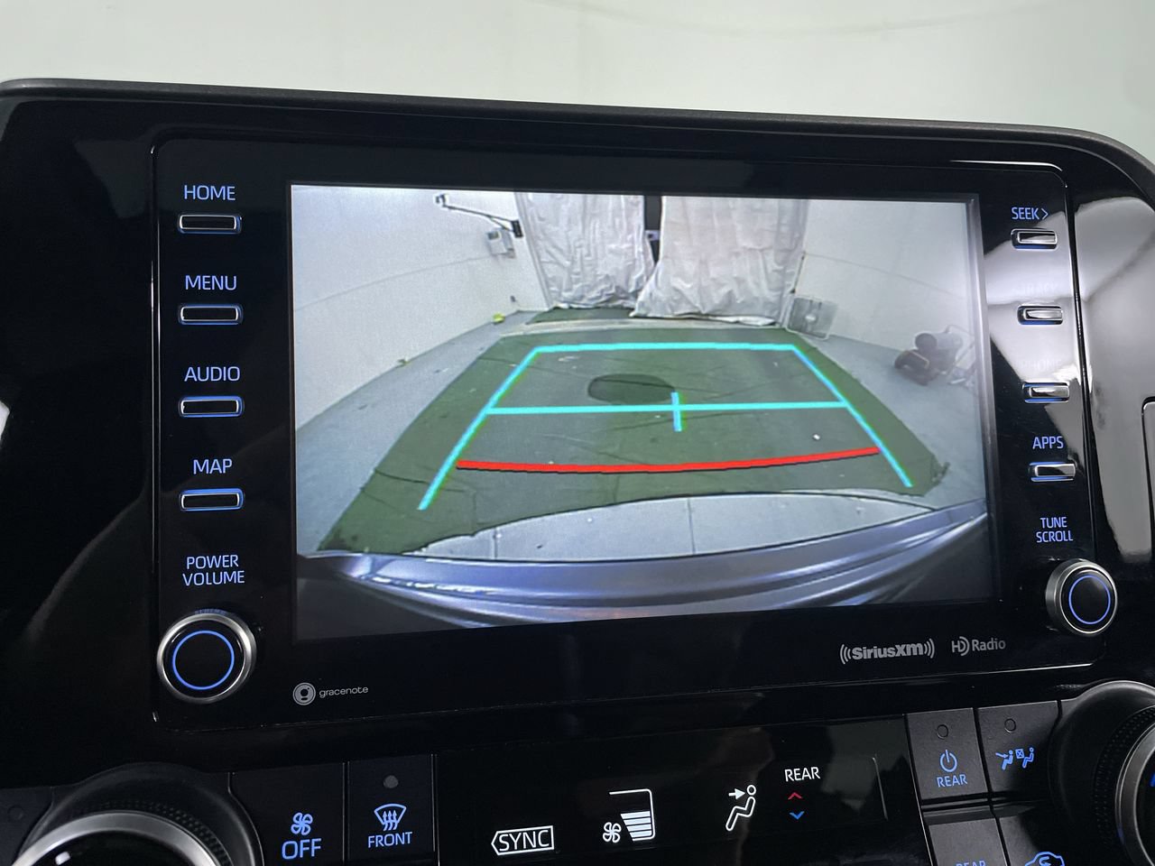 Used 2020 Toyota Highlander XLE AWD/4WD image 16