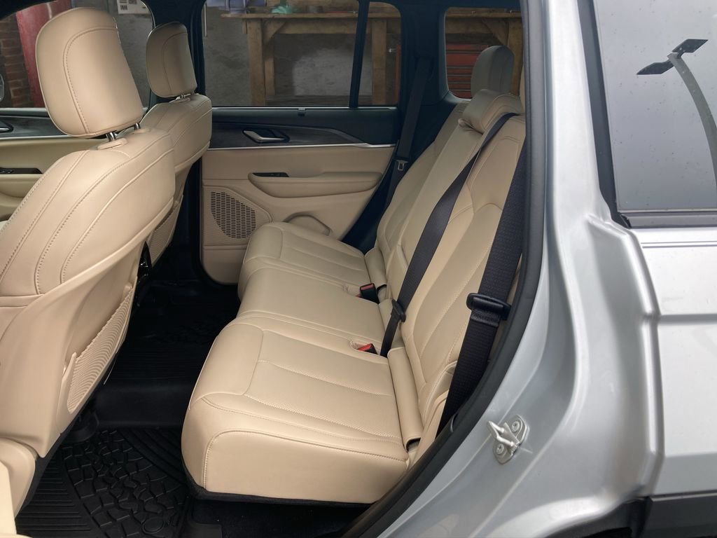 Used 2023 Jeep Grand Cherokee Limited w/ Luxury Tech Group II AWD/4WD image 11