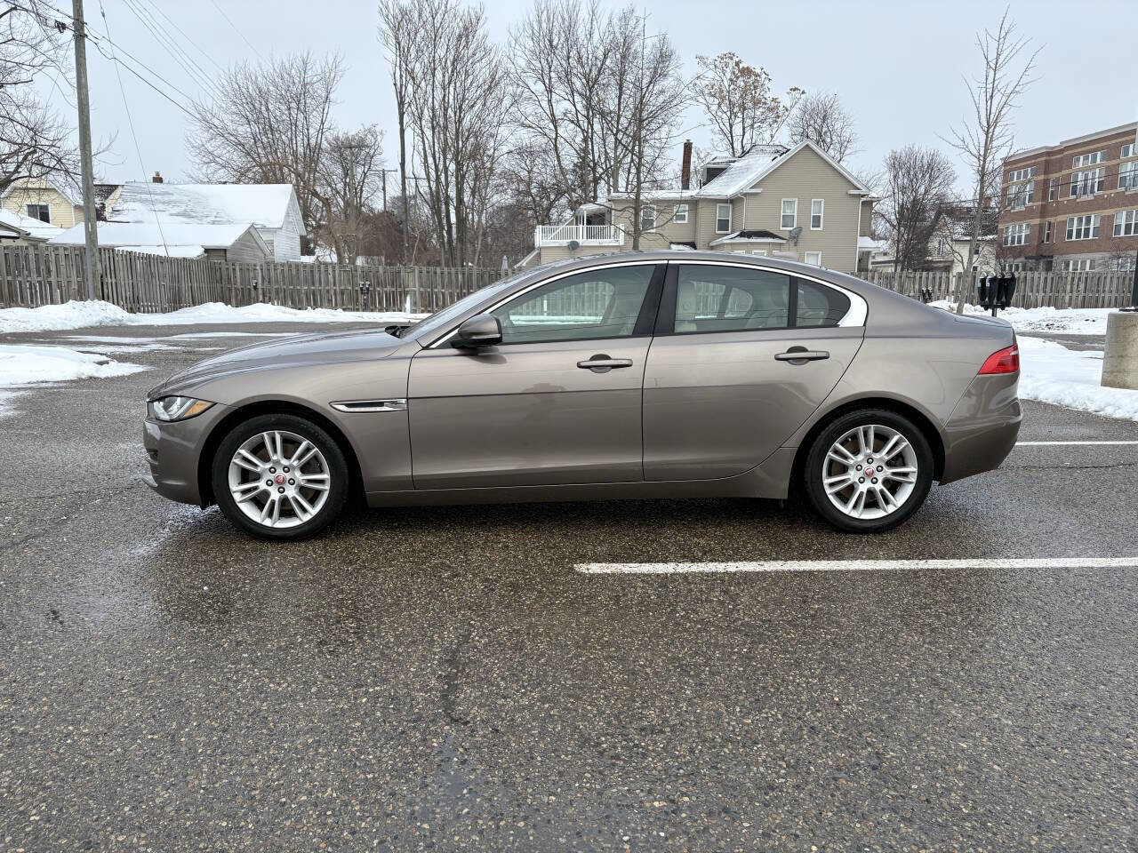 Used 2017 Jaguar XE Premium image 18