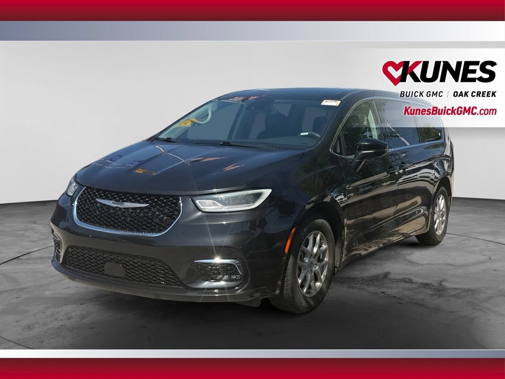 Used 2023 Chrysler Pacifica Touring-L FWD image 5