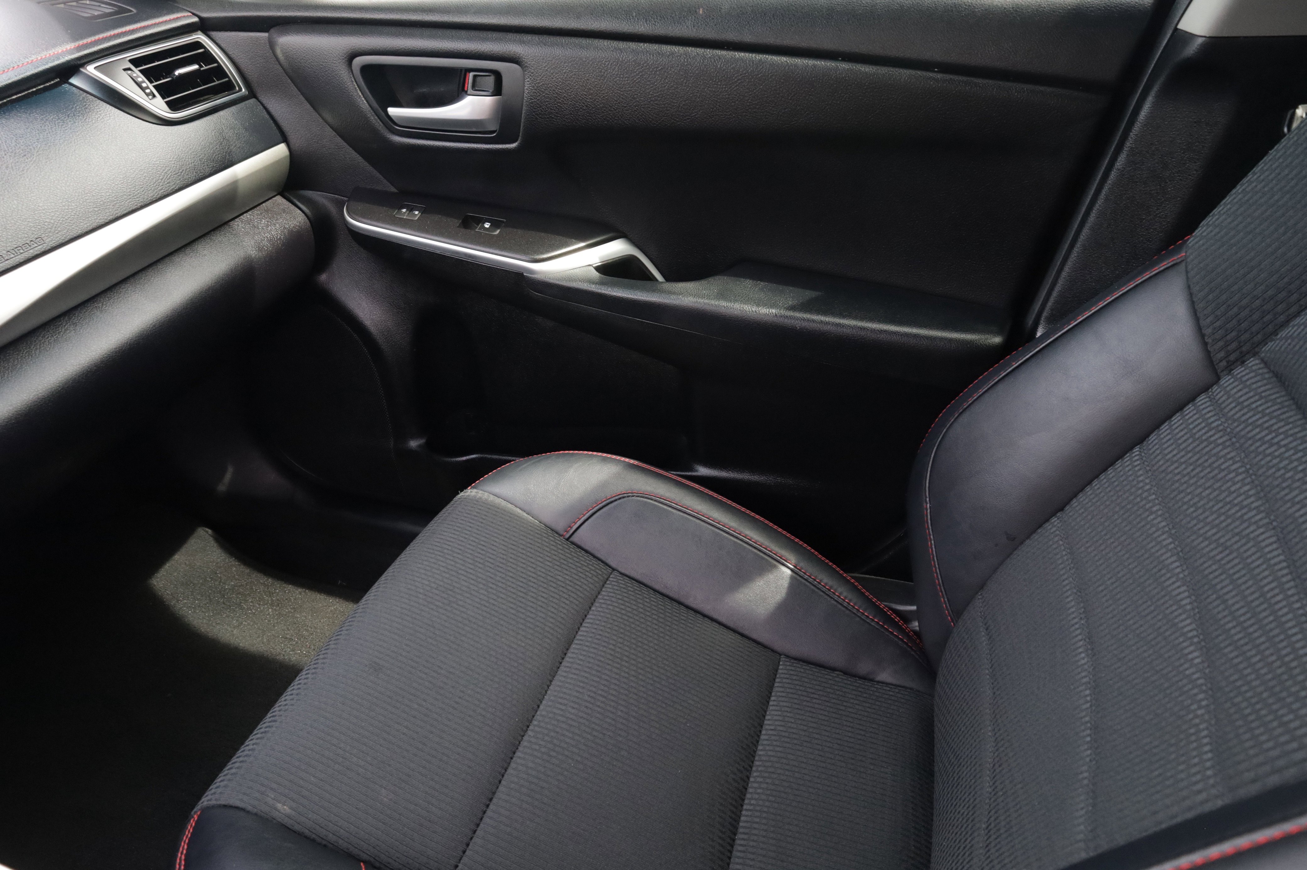 Used 2017 Toyota Camry SE FWD image 11