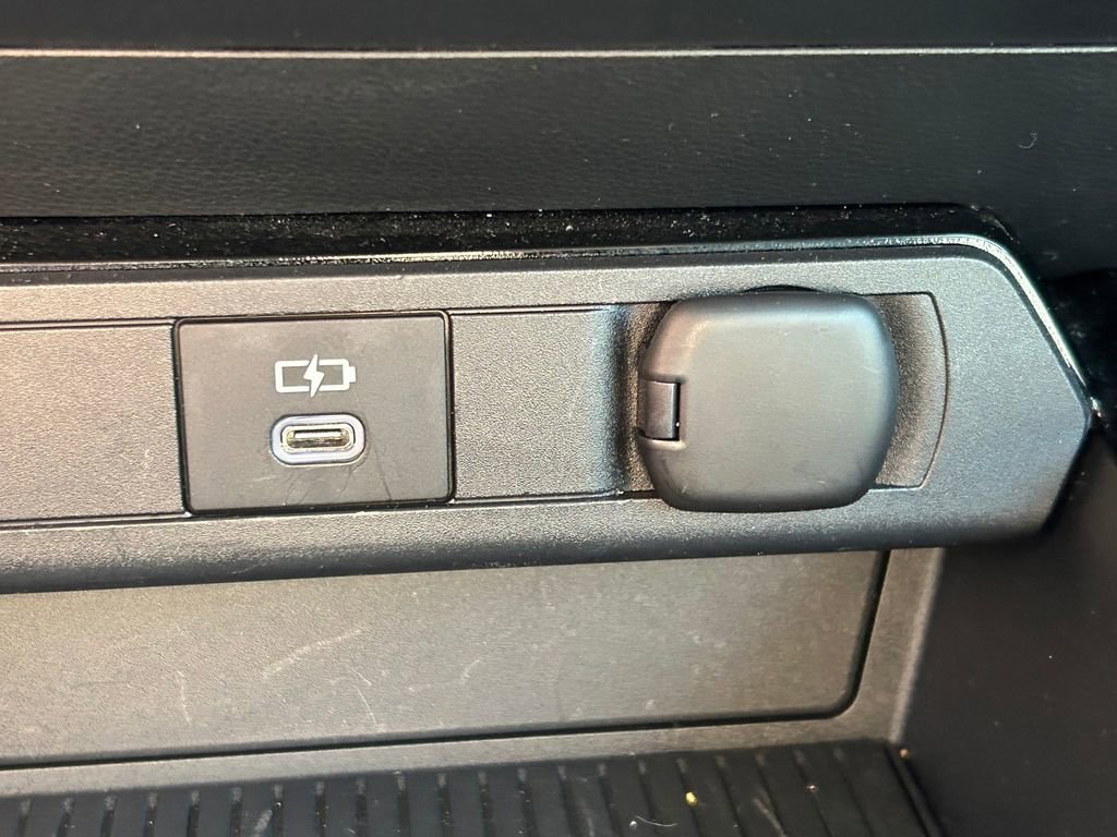 Used 2025 Toyota Prius XLE FWD image 28