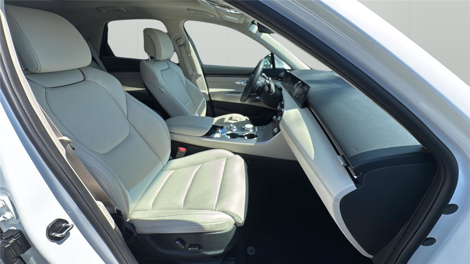 Used 2026 Genesis GV70 2.5T Select image 14