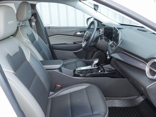 Used 2025 Chevrolet Trax ACTIV w/ Sunroof Package image 26