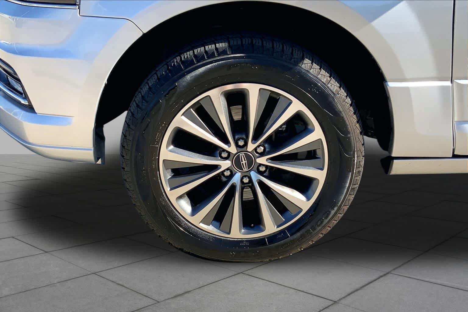Used 2017 Lincoln Navigator Select RWD image 11