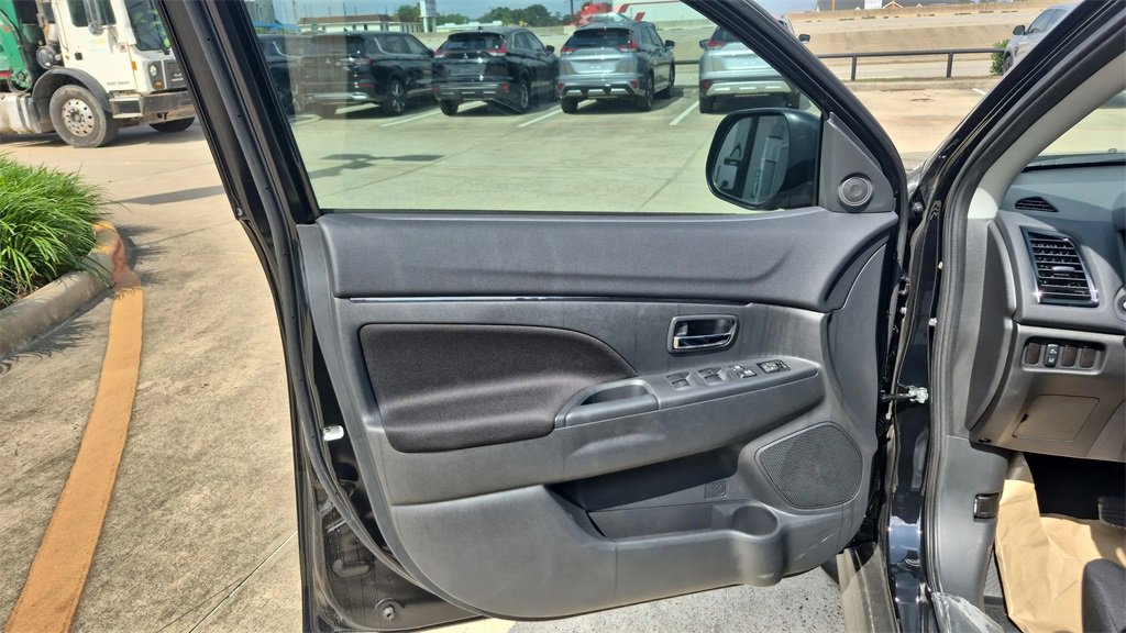 Used 2025 Mitsubishi Outlander Sport LE image 15