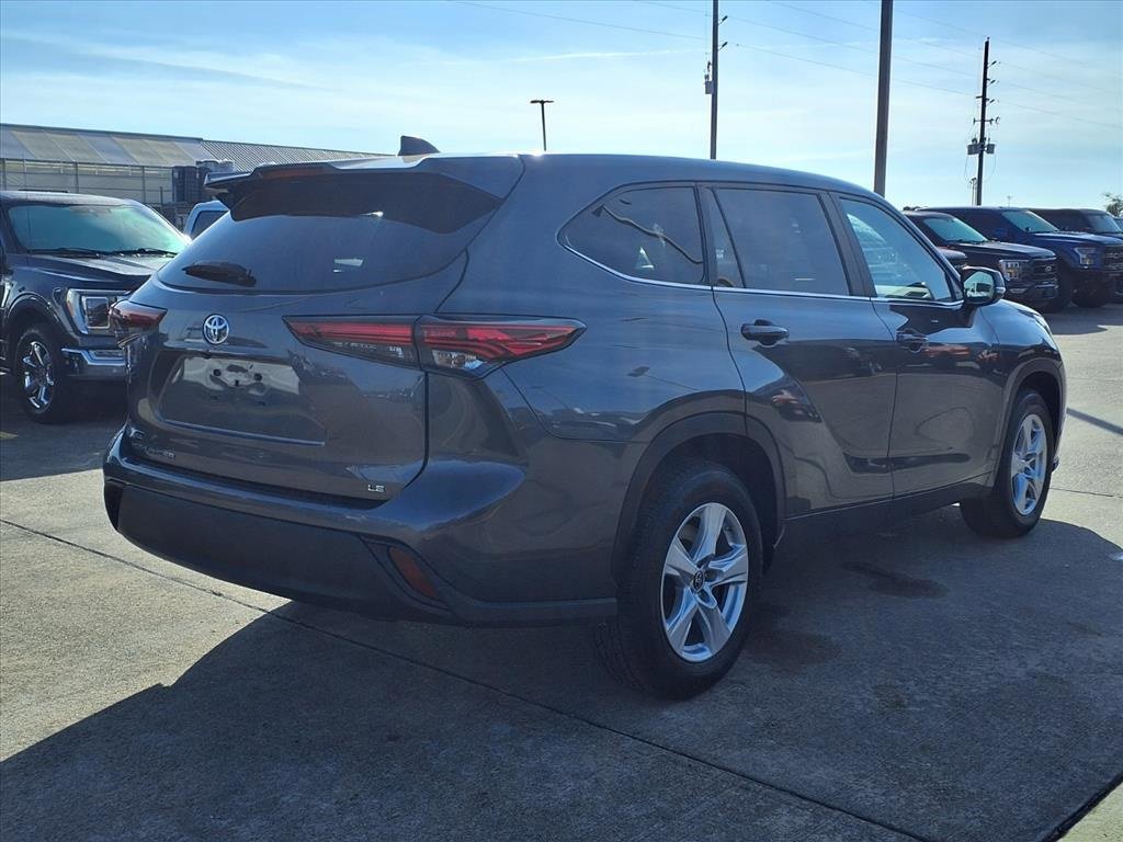 Used 2023 Toyota Highlander LE image 2