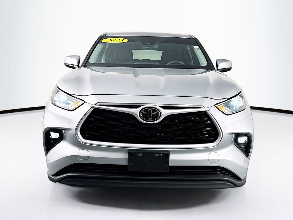 Used 2023 Toyota Highlander LE image 2