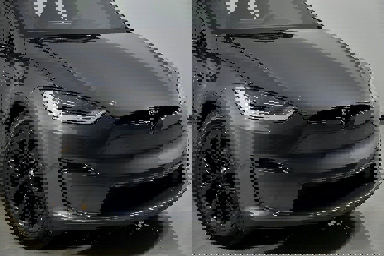 Used 2022 Tesla Model X Plaid image 2