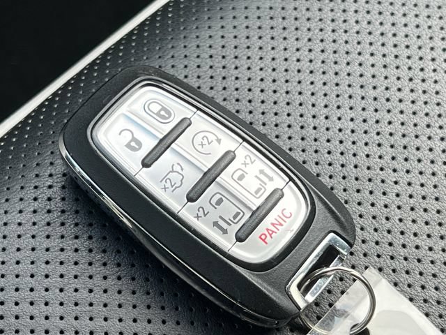 Used 2024 Chrysler Pacifica Limited FWD image 36