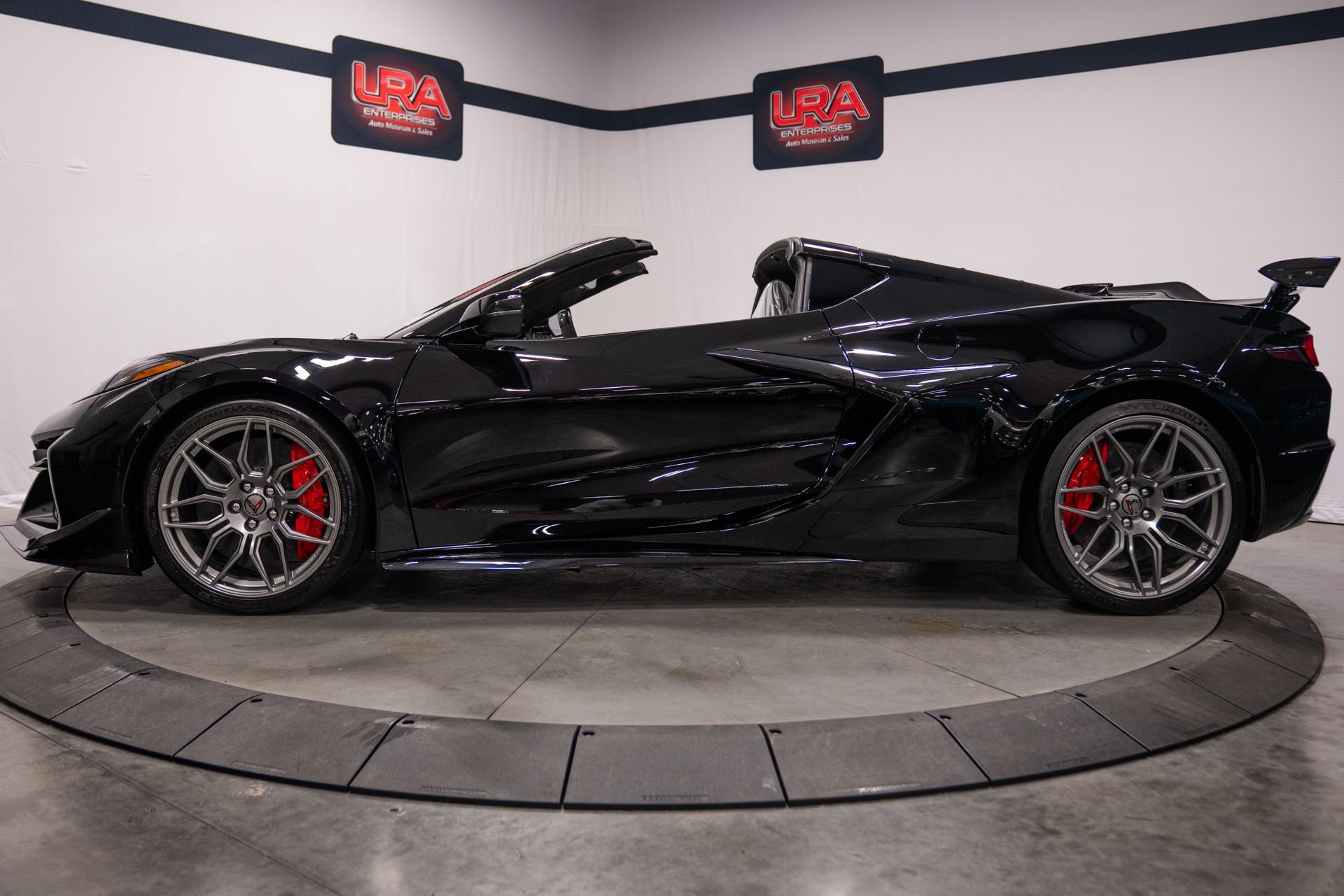 Used 2023 Chevrolet Corvette Z06 w/ Z07 Performance Package RWD image 9