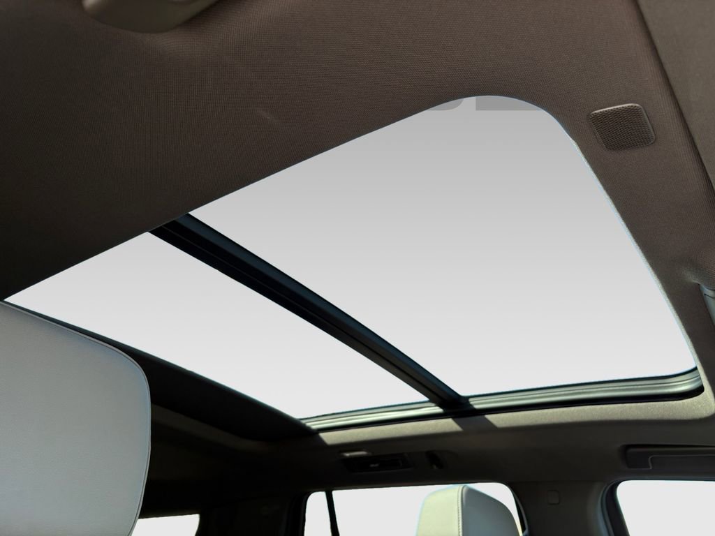 Used 2024 Chevrolet Tahoe Z71 w/ Luxury Package AWD/4WD image 2