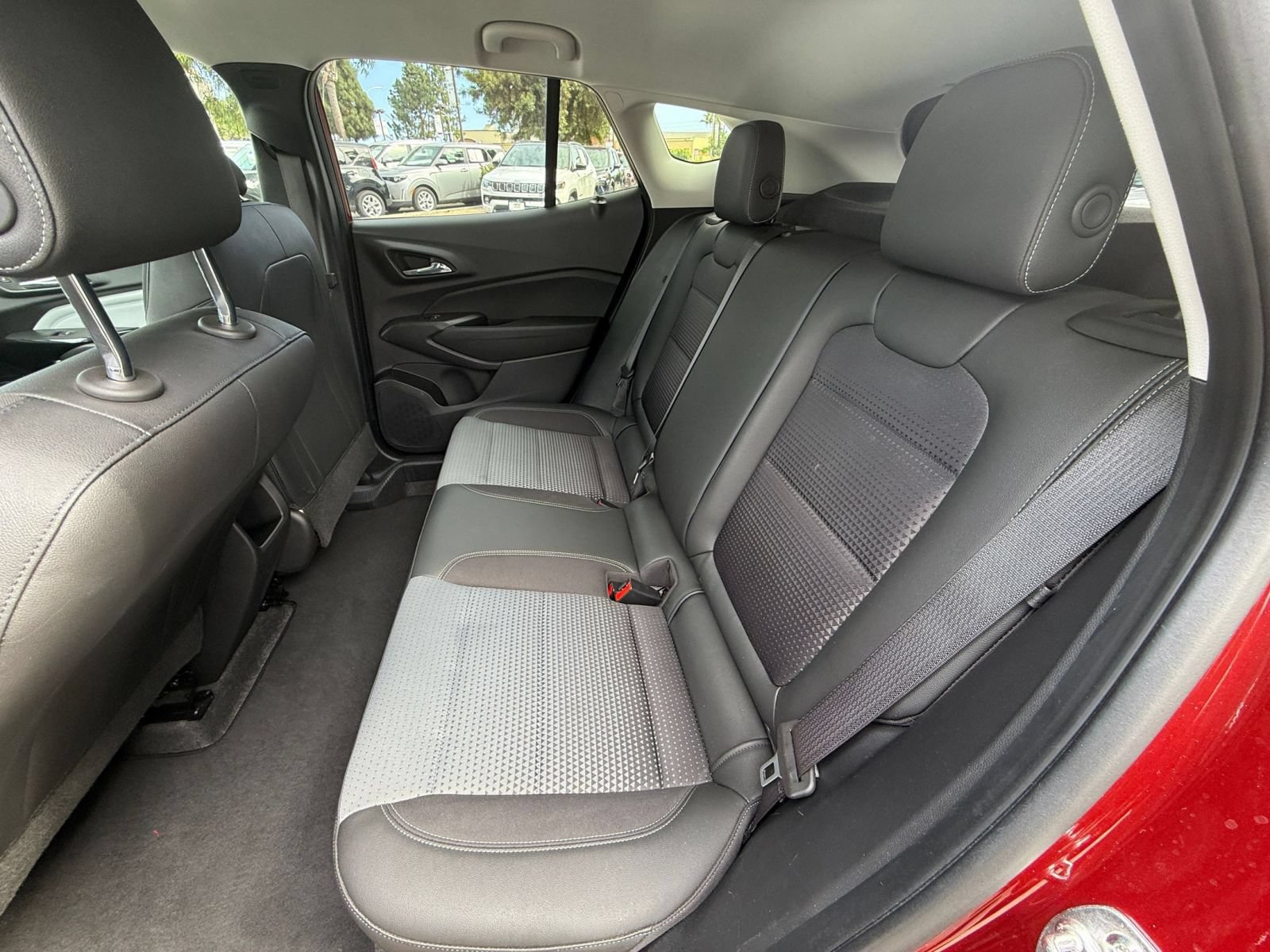 Used 2025 Chevrolet Trax LT w/ LT Convenience Package FWD image 23