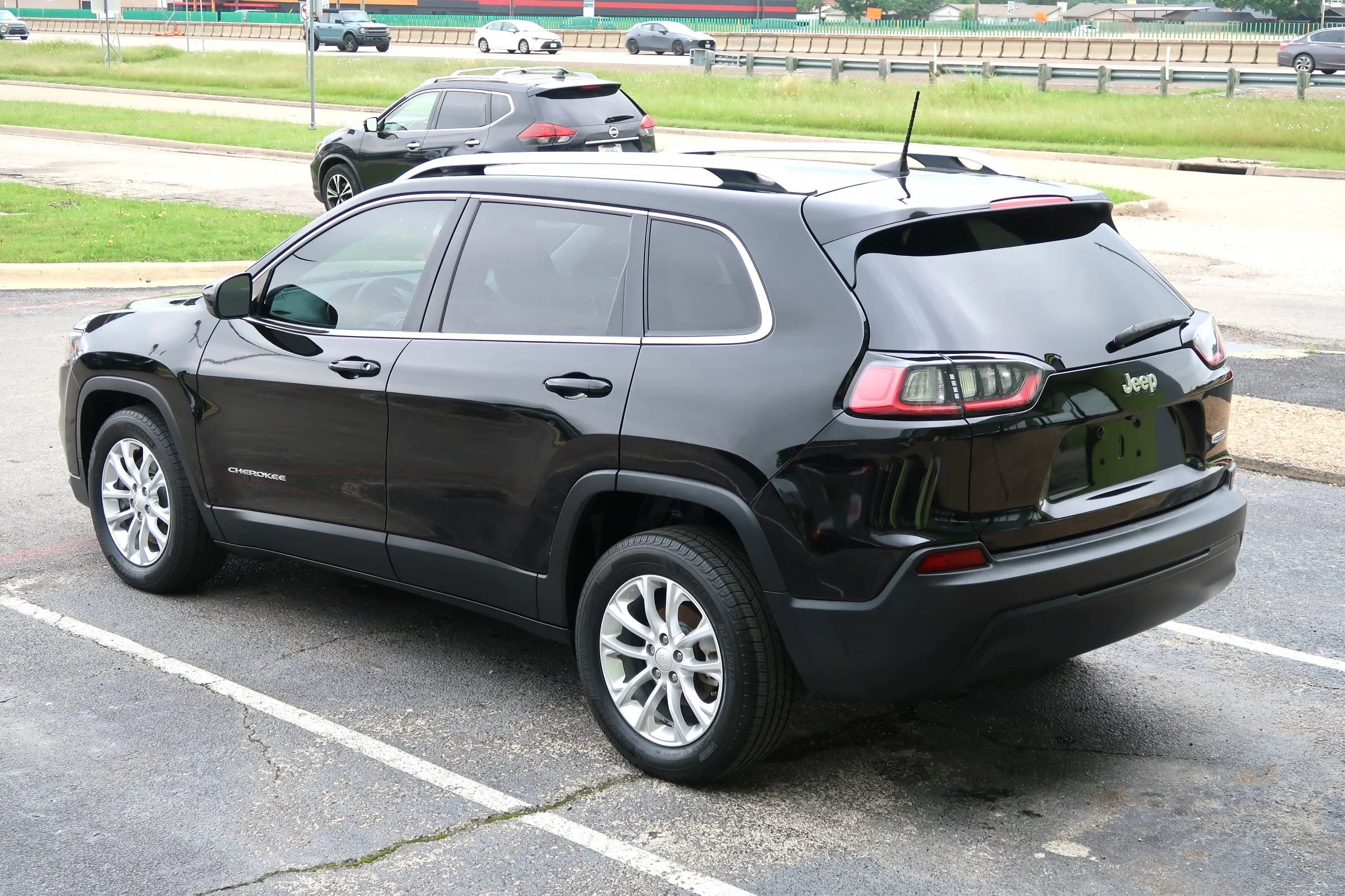 Used 2019 Jeep Cherokee Latitude w/ Popular Appearance Group FWD image 11