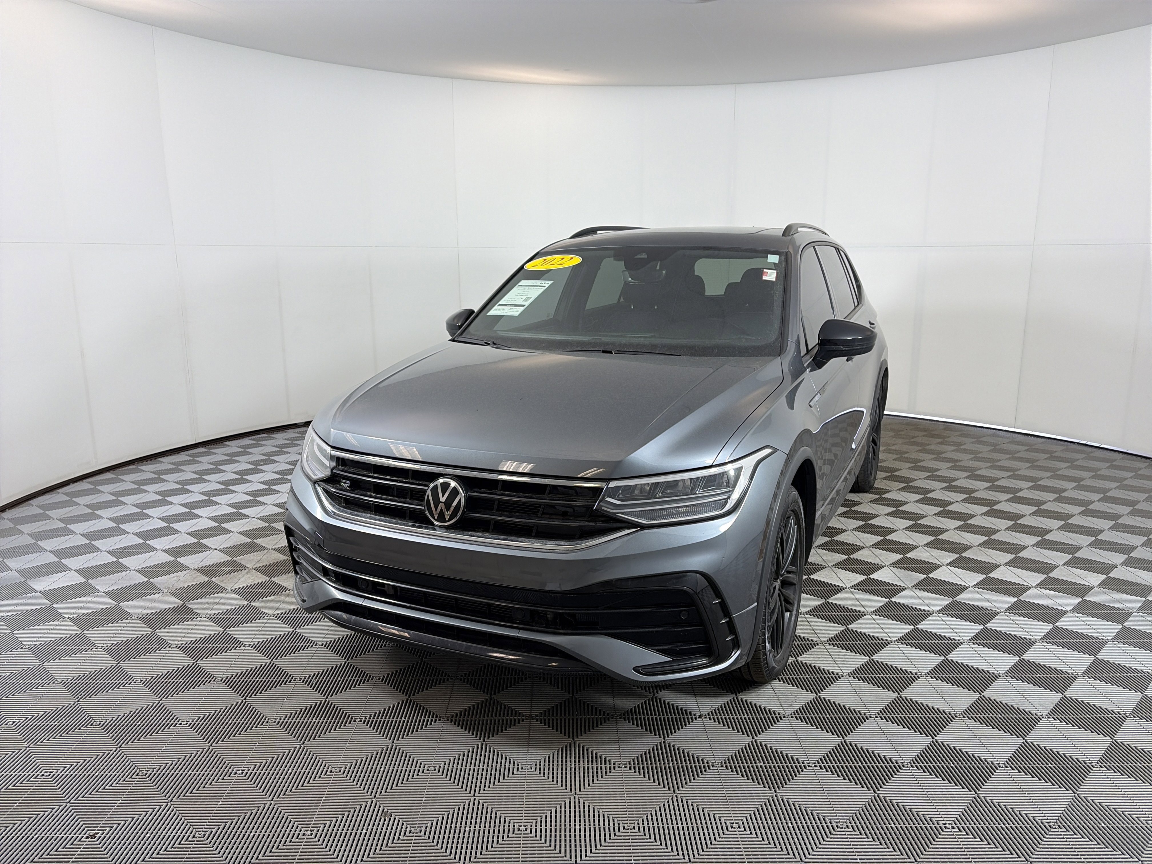 Used 2022 Volkswagen Tiguan SE R-Line image 2