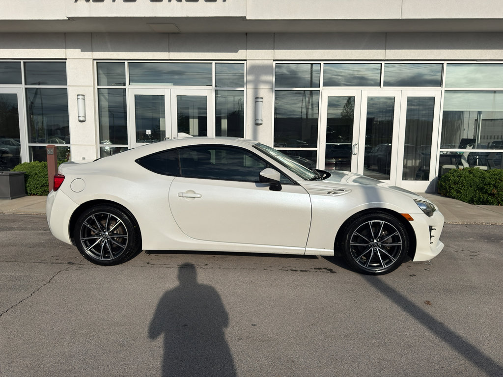 Used 2017 Toyota 86 image 2