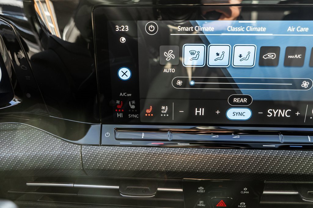 Used 2024 Volkswagen Golf R image 9