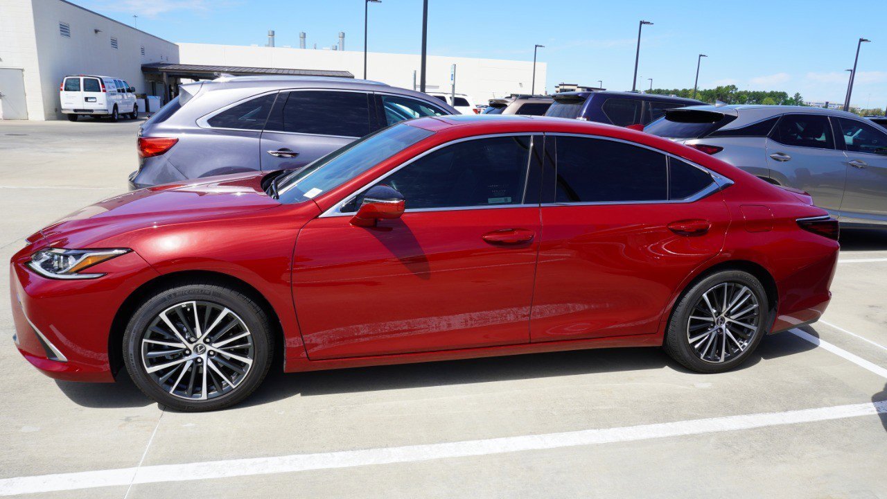 Used 2025 Lexus ES 350 w/ Premium Package image 4