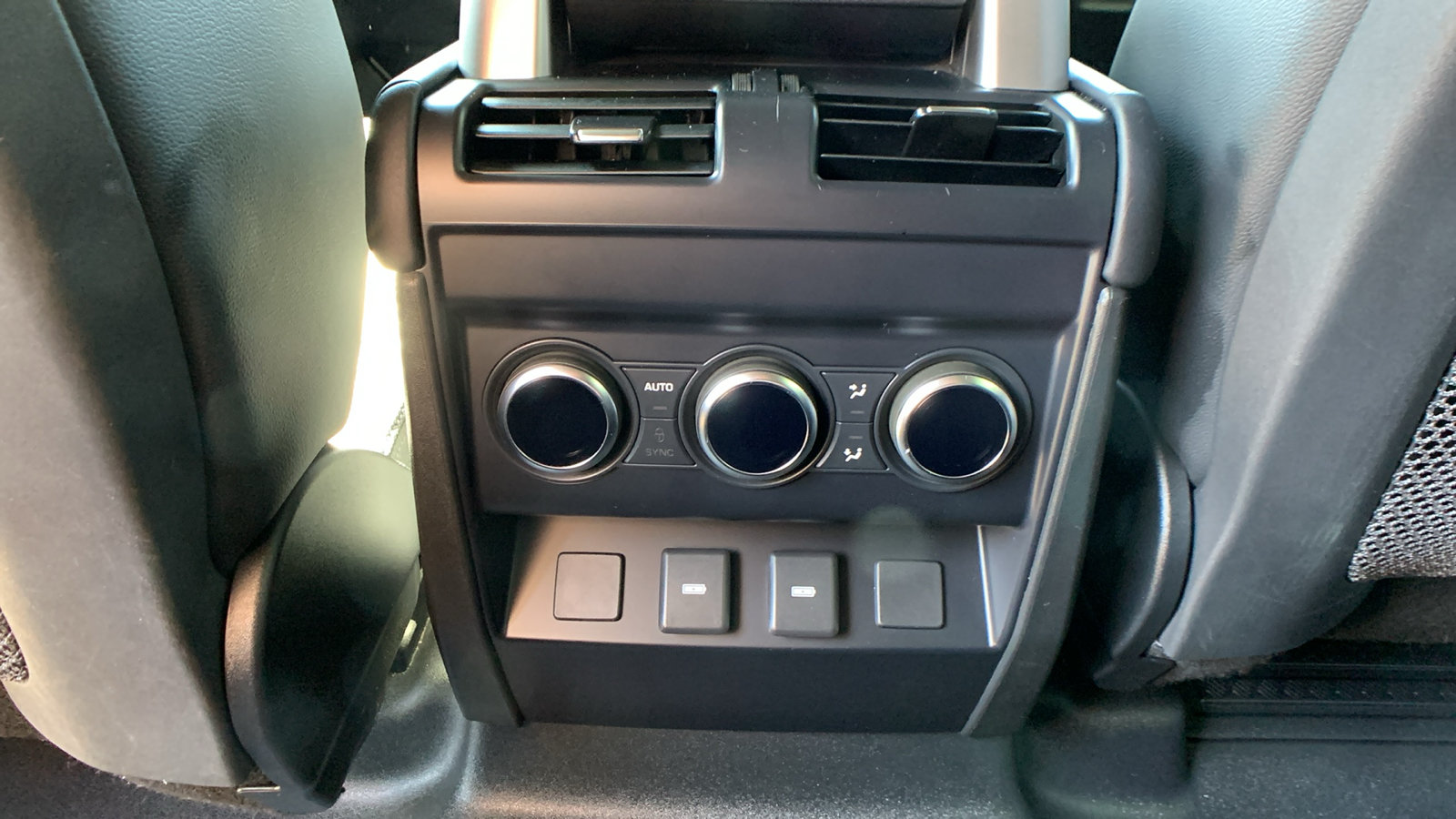 Used 2024 Land Rover Defender 130 X-Dynamic SE AWD/4WD image 24
