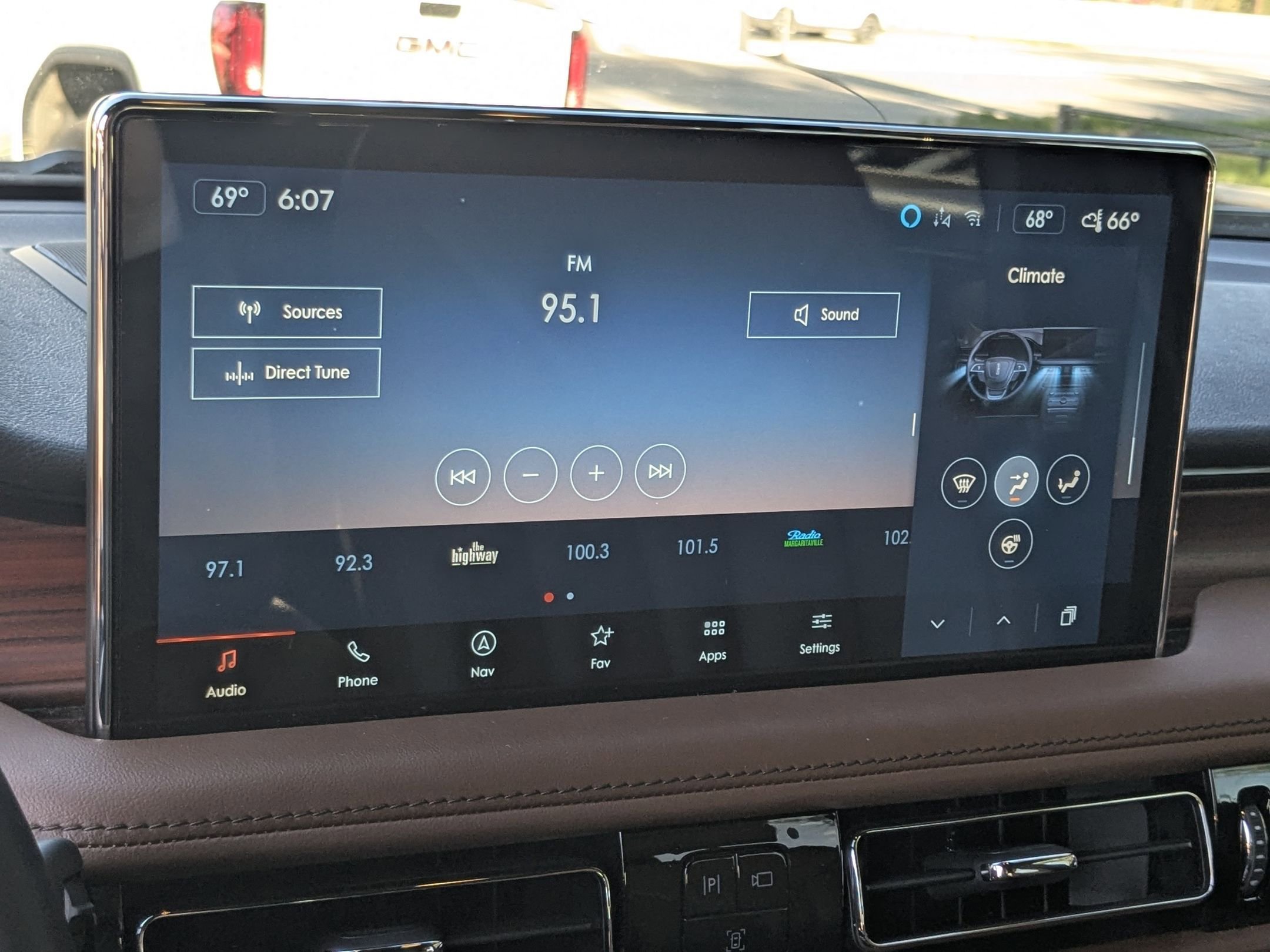 Used 2023 Lincoln Nautilus Reserve image 15