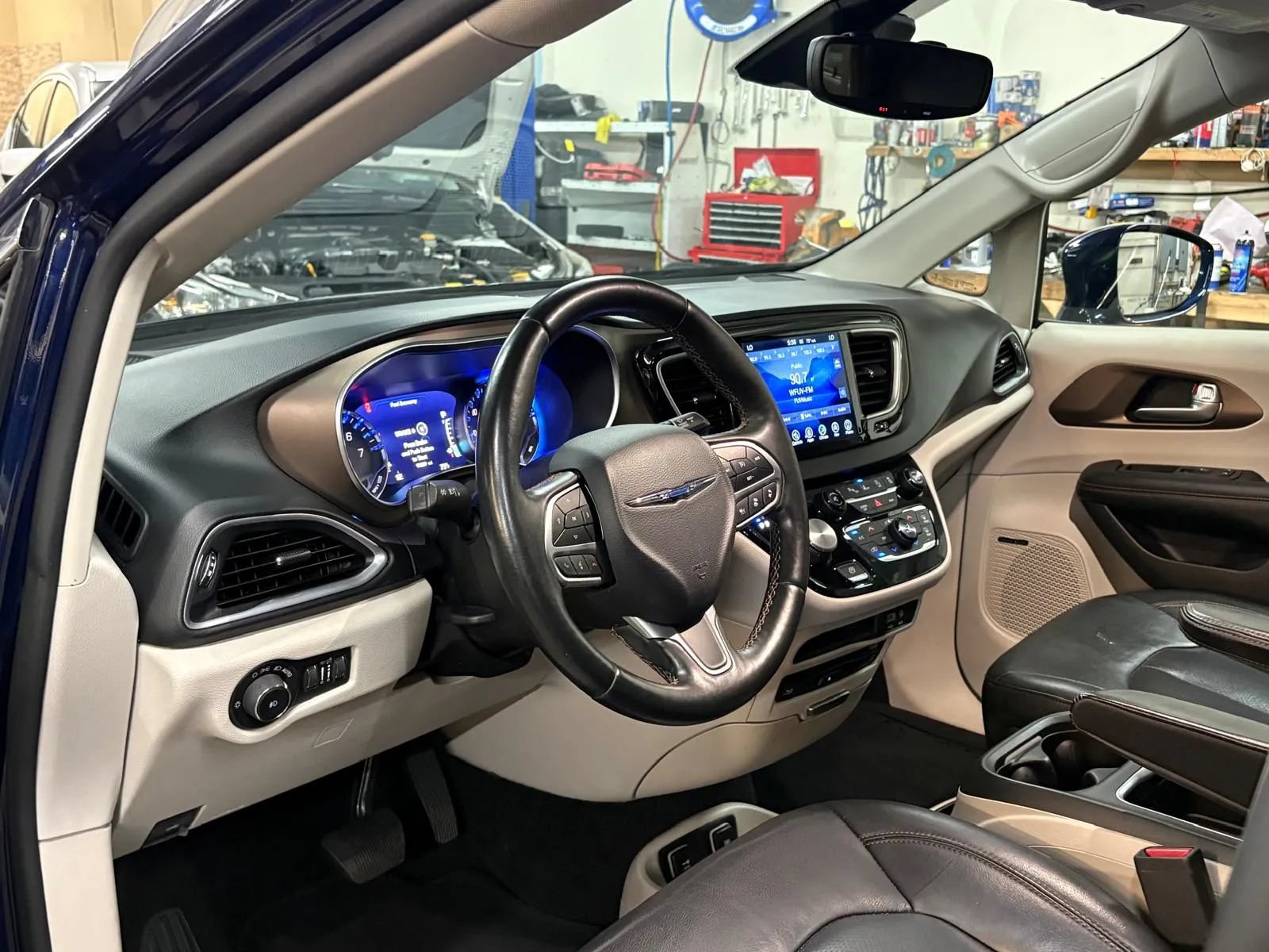 Used 2017 Chrysler Pacifica Touring-L Plus w/ Advanced Safetytec Group FWD image 18