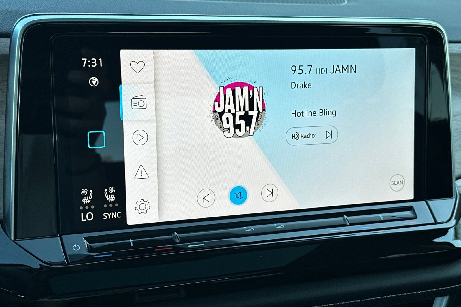 New 2025 Volkswagen Atlas SE image 18