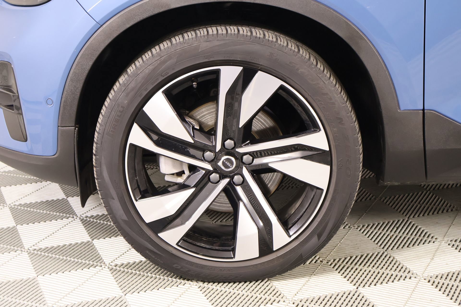 Used 2024 Volvo XC40 B5 Ultimate w/ Protection Package Premier image 19