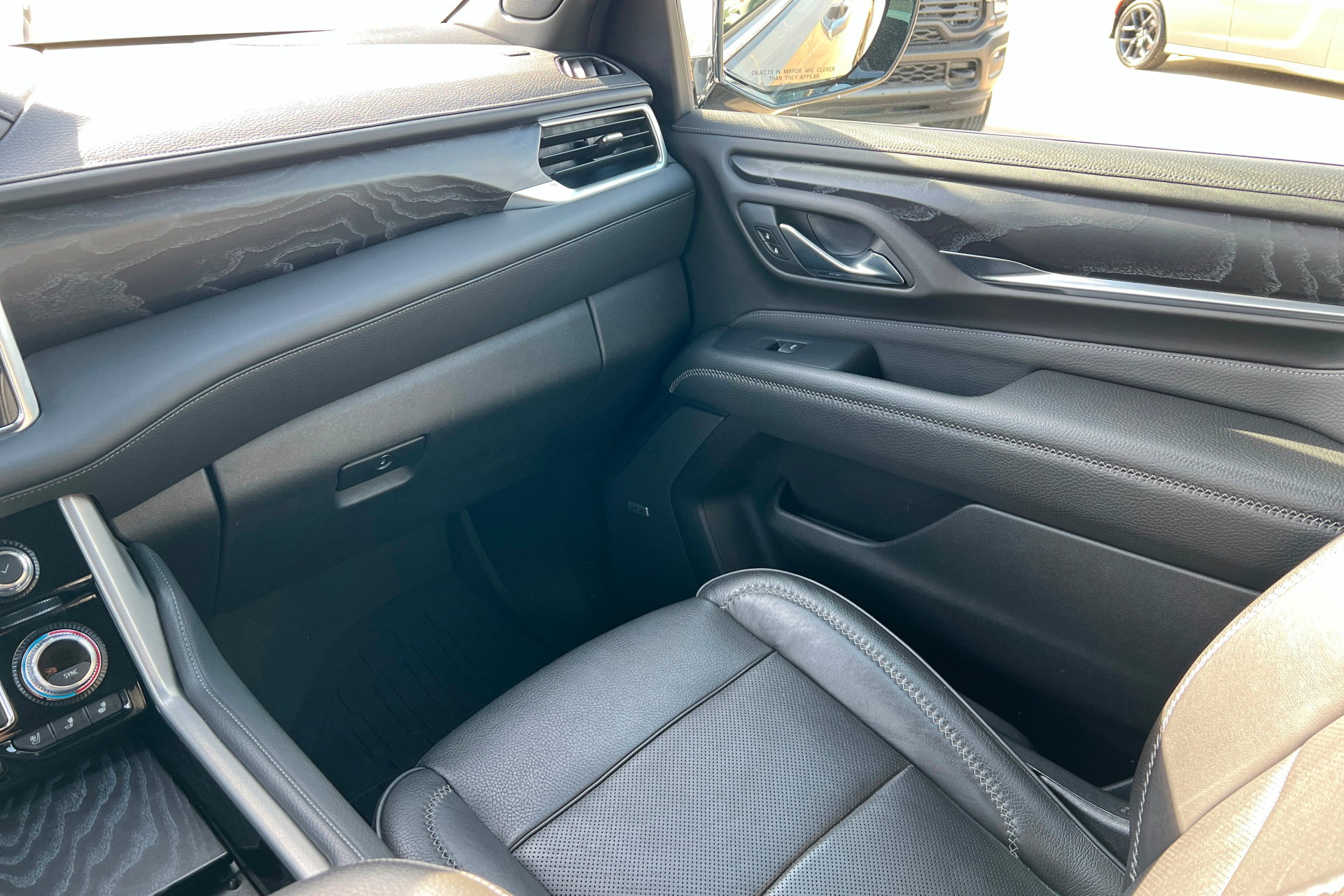 Used 2021 GMC Yukon Denali w/ Denali Premium Package image 10