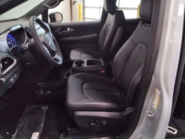 New 2026 Chrysler Pacifica Select AWD/4WD image 9